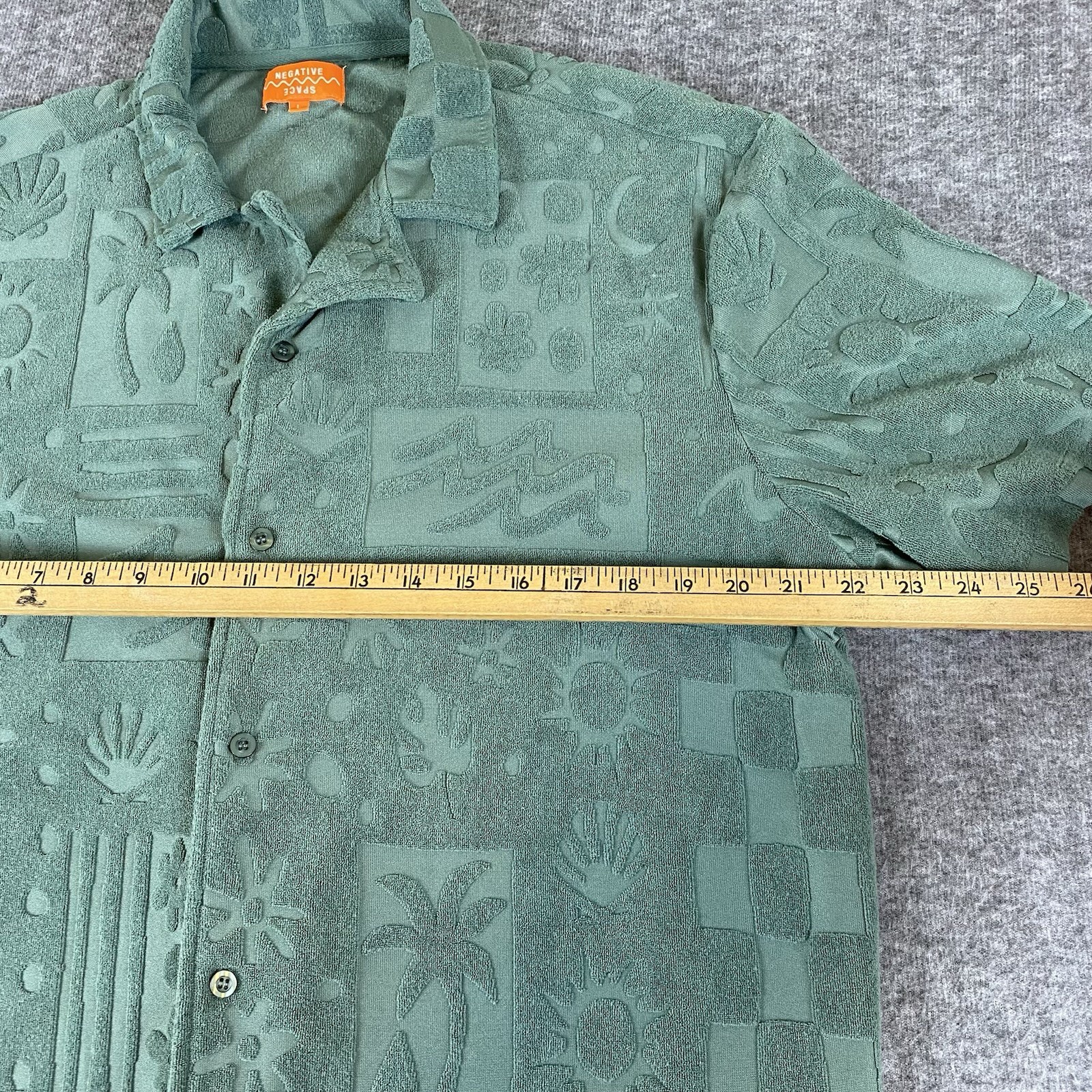 Negative Space Button Up Shirt Men’s L Green Textured Hawaiian Beach Pattern