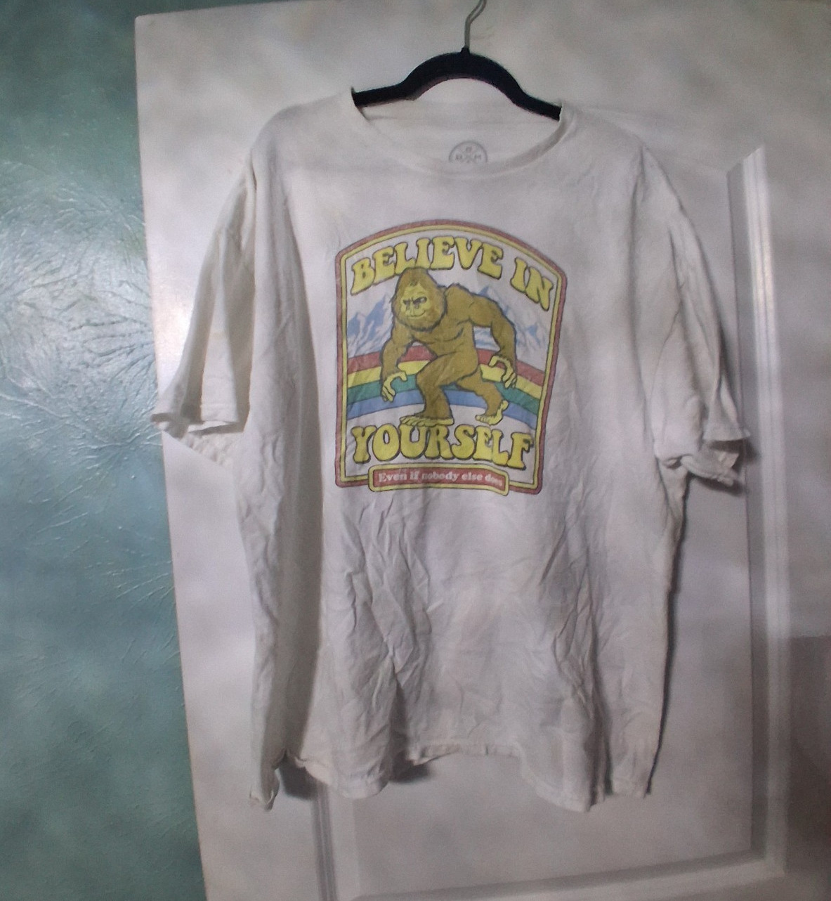 DOM Bigfoot Cryptids Funny Graphic Print T-Shirt White Men’s 2XL Crew Neck