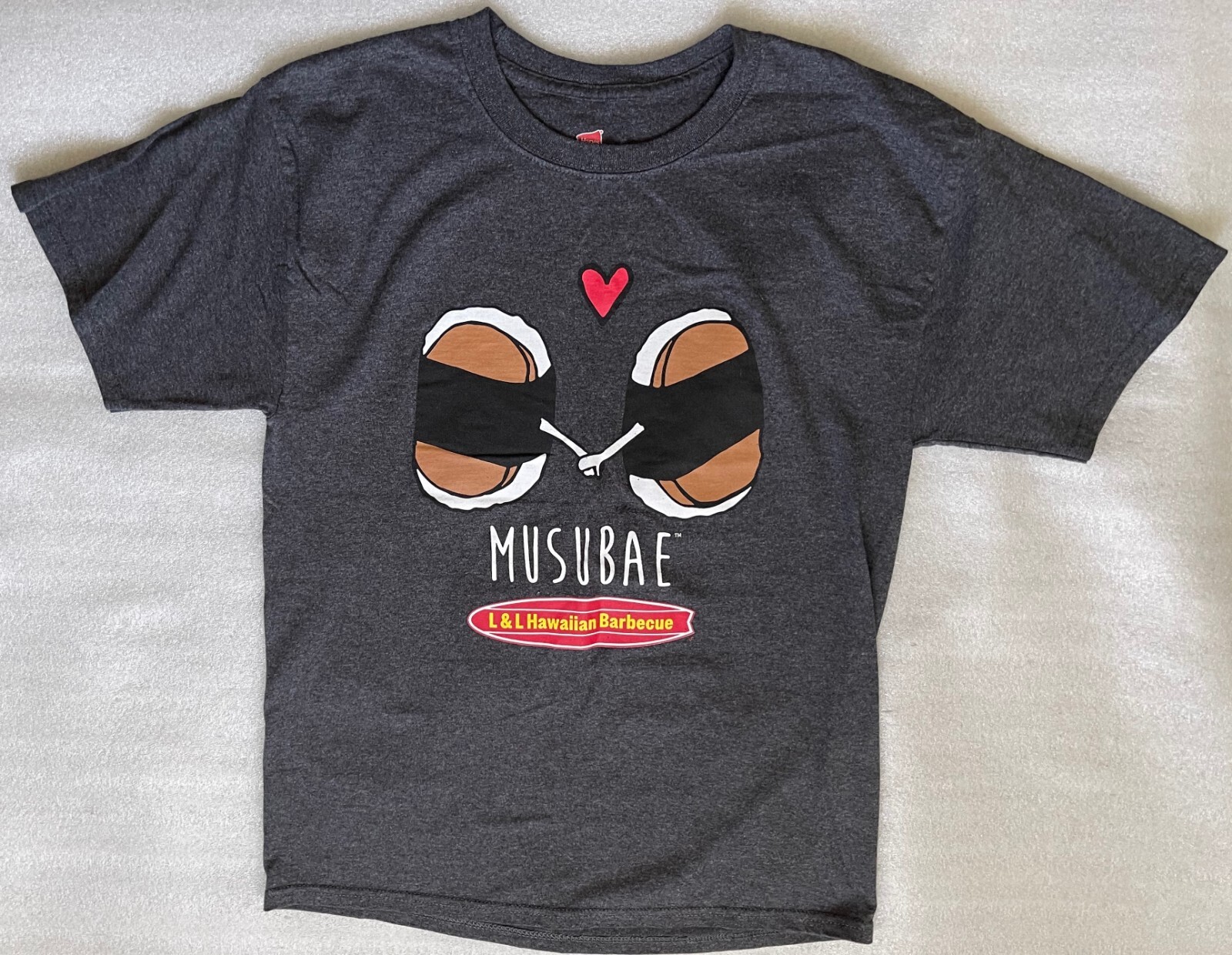 MUSUBAE, L&L HAWAIIAN BARBECUE, MEN’S GRAY M TEE SHIRT, HANES, COTTON POLY, NWOT