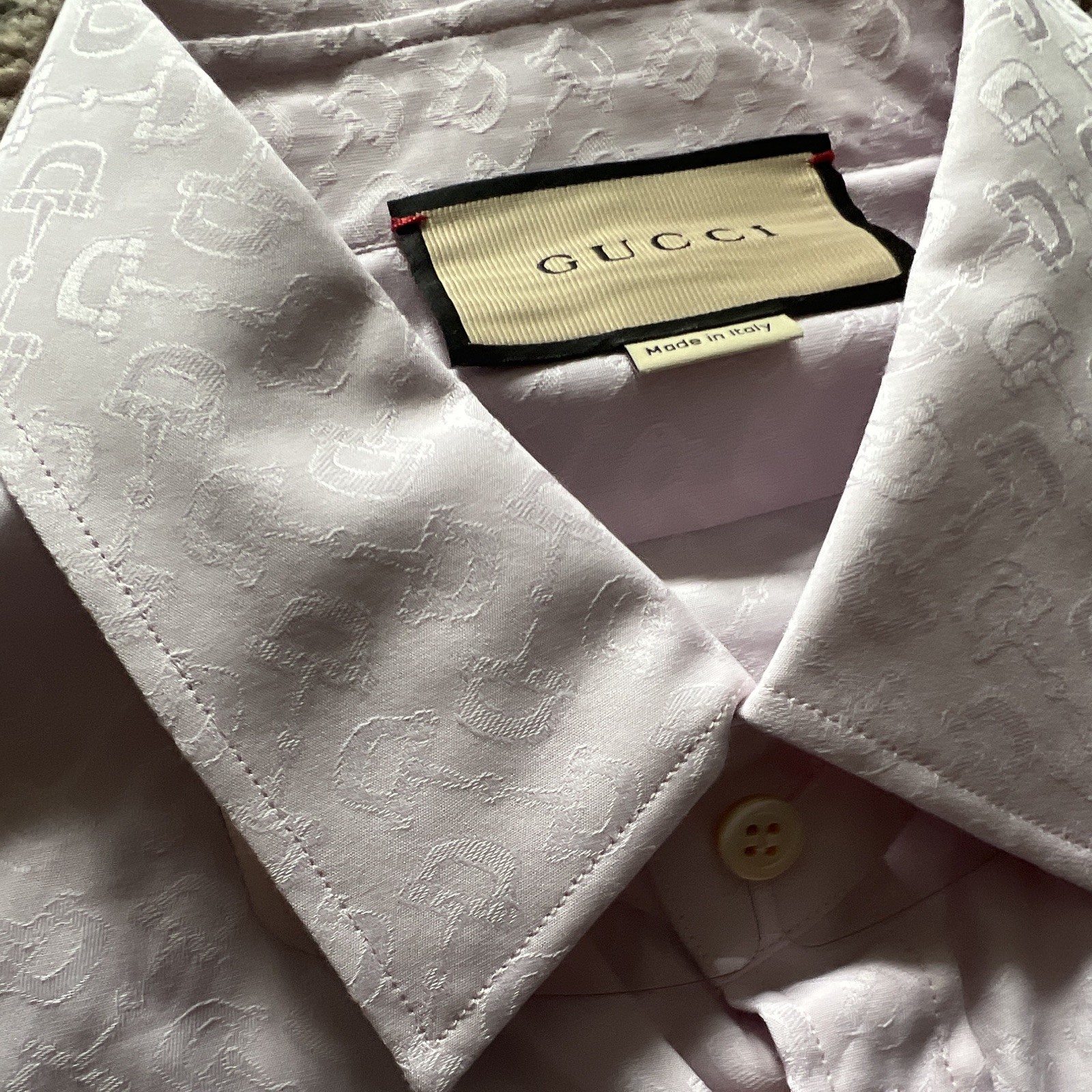Gucci Men’s size 17, tailored, horsebit all over jacquard pink shirt.