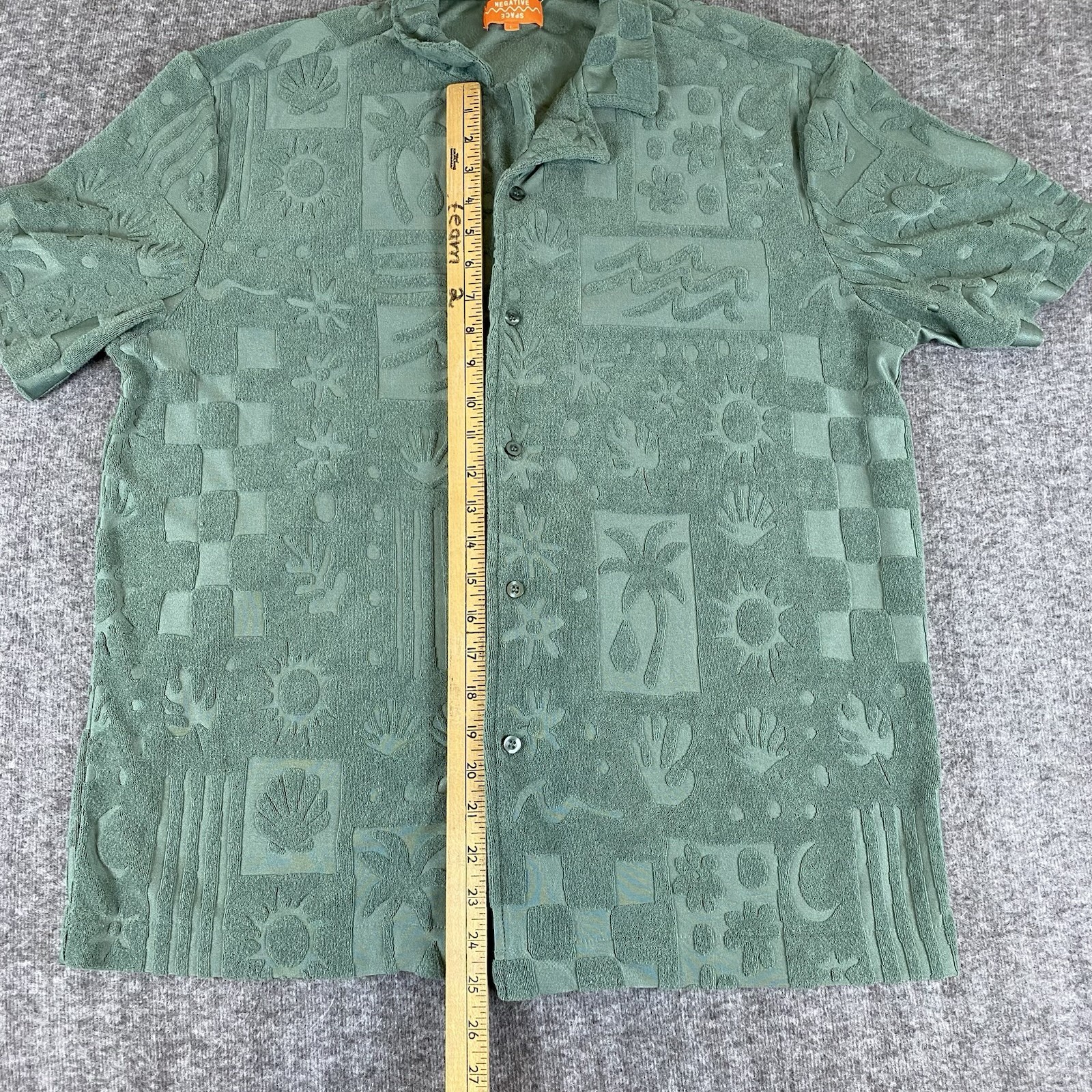 Negative Space Button Up Shirt Men’s L Green Textured Hawaiian Beach Pattern
