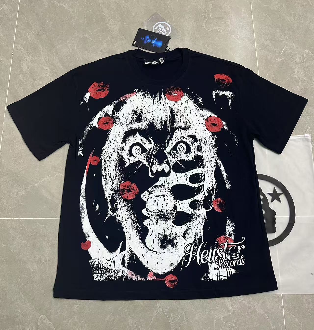 Hell Studios star Character print with red lips Tee Mens Short sleeved T-shirt