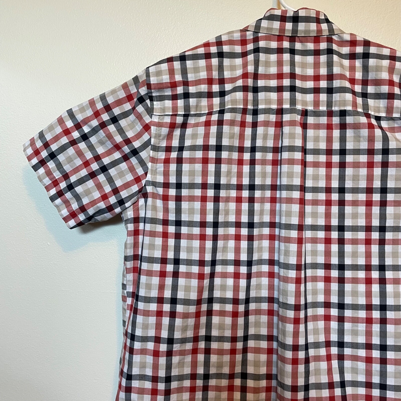 Van Heusen Mens Button Up Size L Red Plaid Short Sleeve Collared Classic Preppy