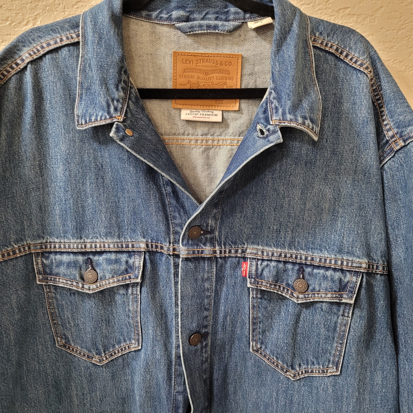 🧥 Levi’s Premium Long Trucker Jacket Men’s M Relaxed Cut Western (Read/C-video)