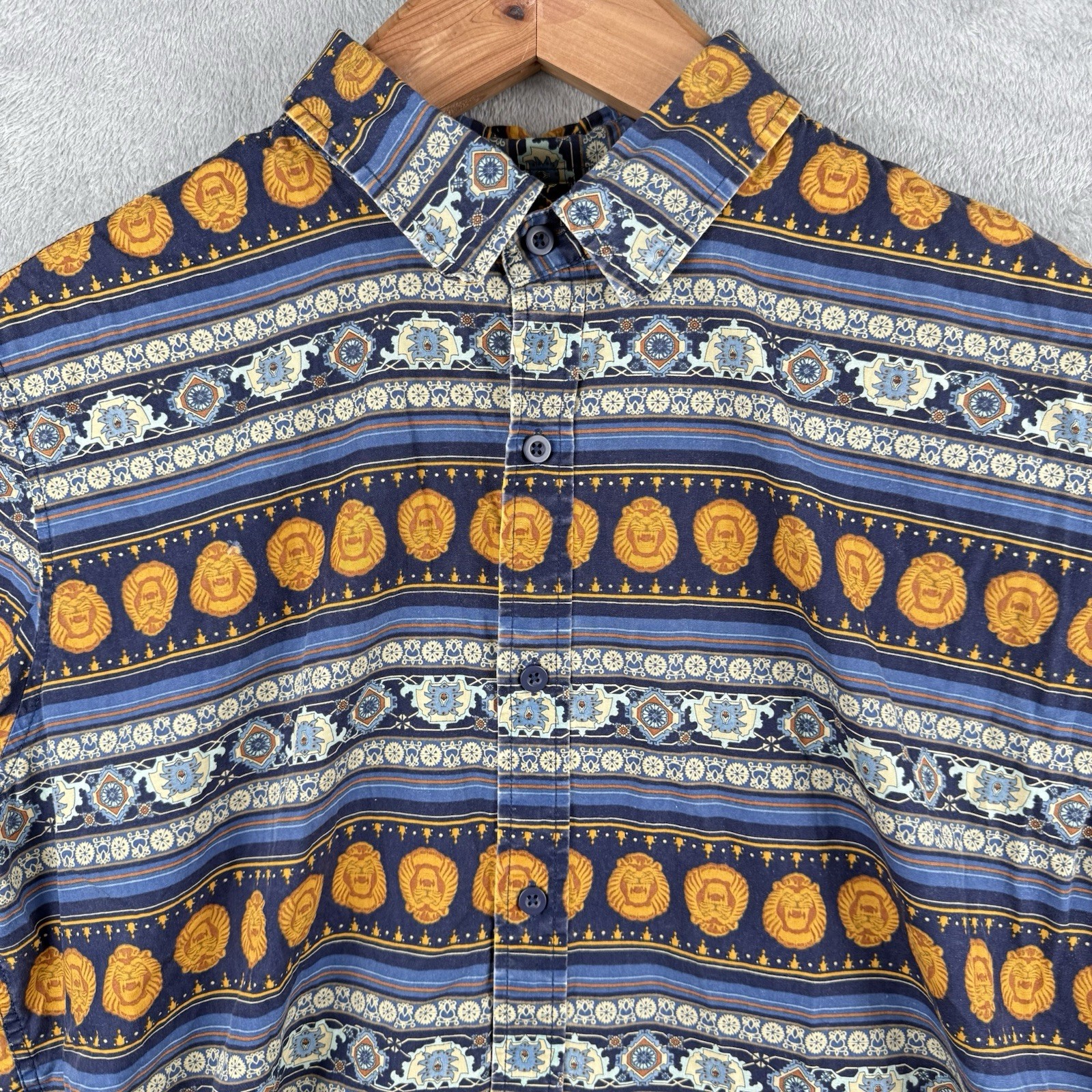 Disney Our Universe Aladdin Magic Carpet Button Up Shirt Mens XL Vacation