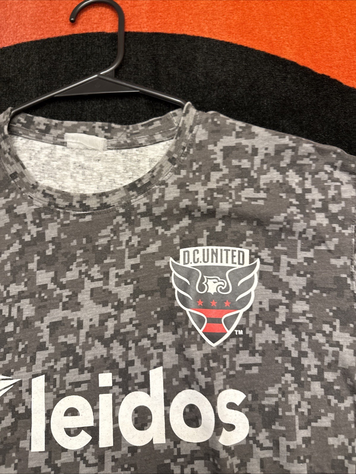 Men’s Medium DC United Soccer Team MLS Camo Jersey Graphic T Shirt Vintage Retro