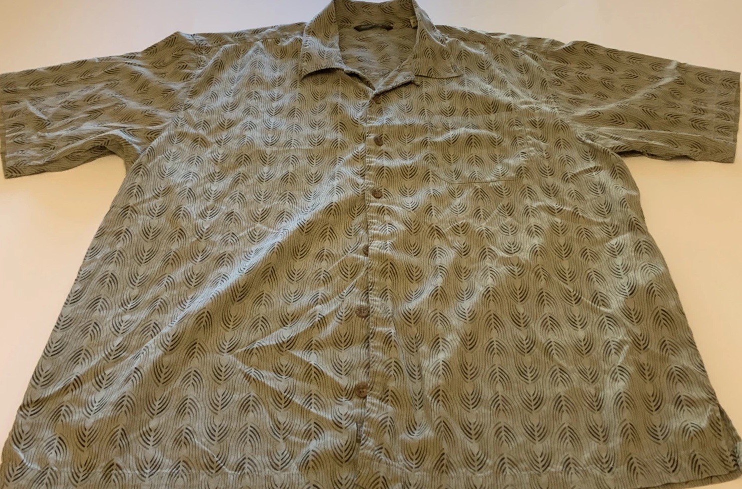 Men’s Tommy Bahama Shirt Short Sleeves XL Taupe and Brown Loose Fitting ￼