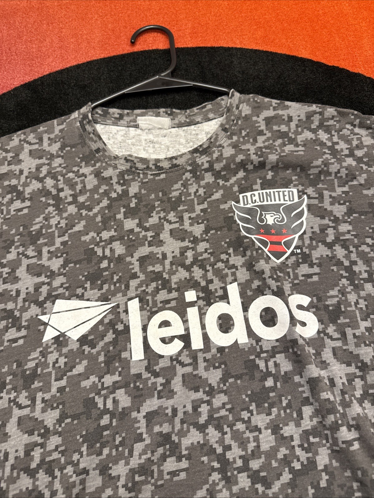 Men’s Medium DC United Soccer Team MLS Camo Jersey Graphic T Shirt Vintage Retro