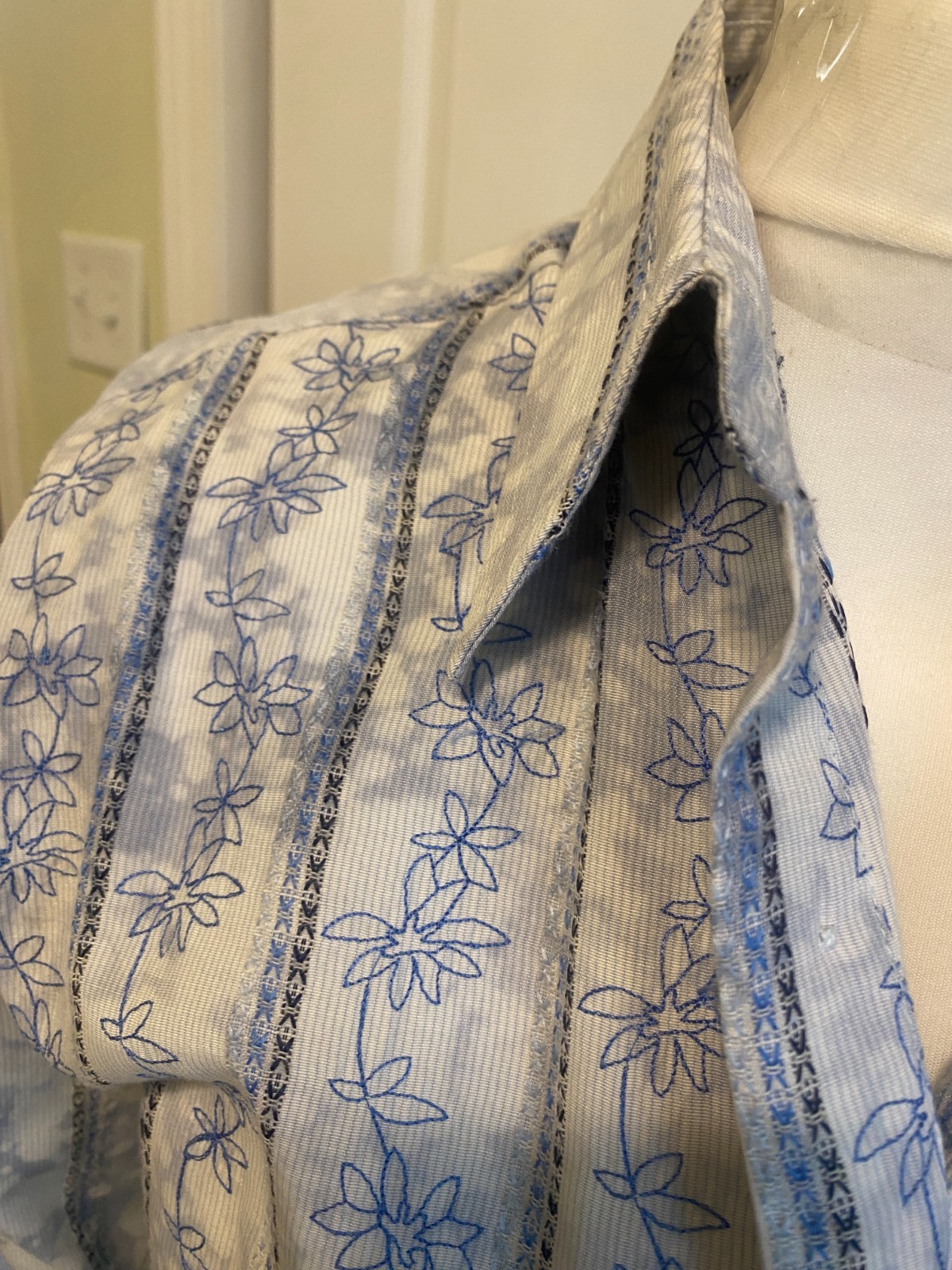 PSYCHE 909: Striped Button Up Collared Men’s Shirt Blue Size M. (Hangin)