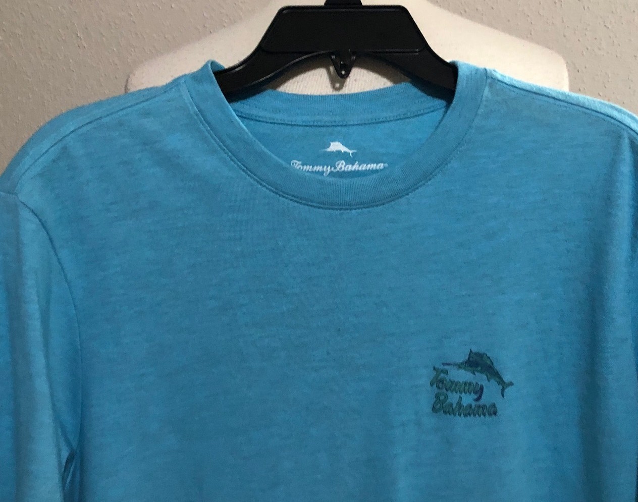NWT TOMMY BAHAMA “S” MENS TURQUOISE HAZE HEATHER YOU SAY TOMATO ” TEE $ 49.50