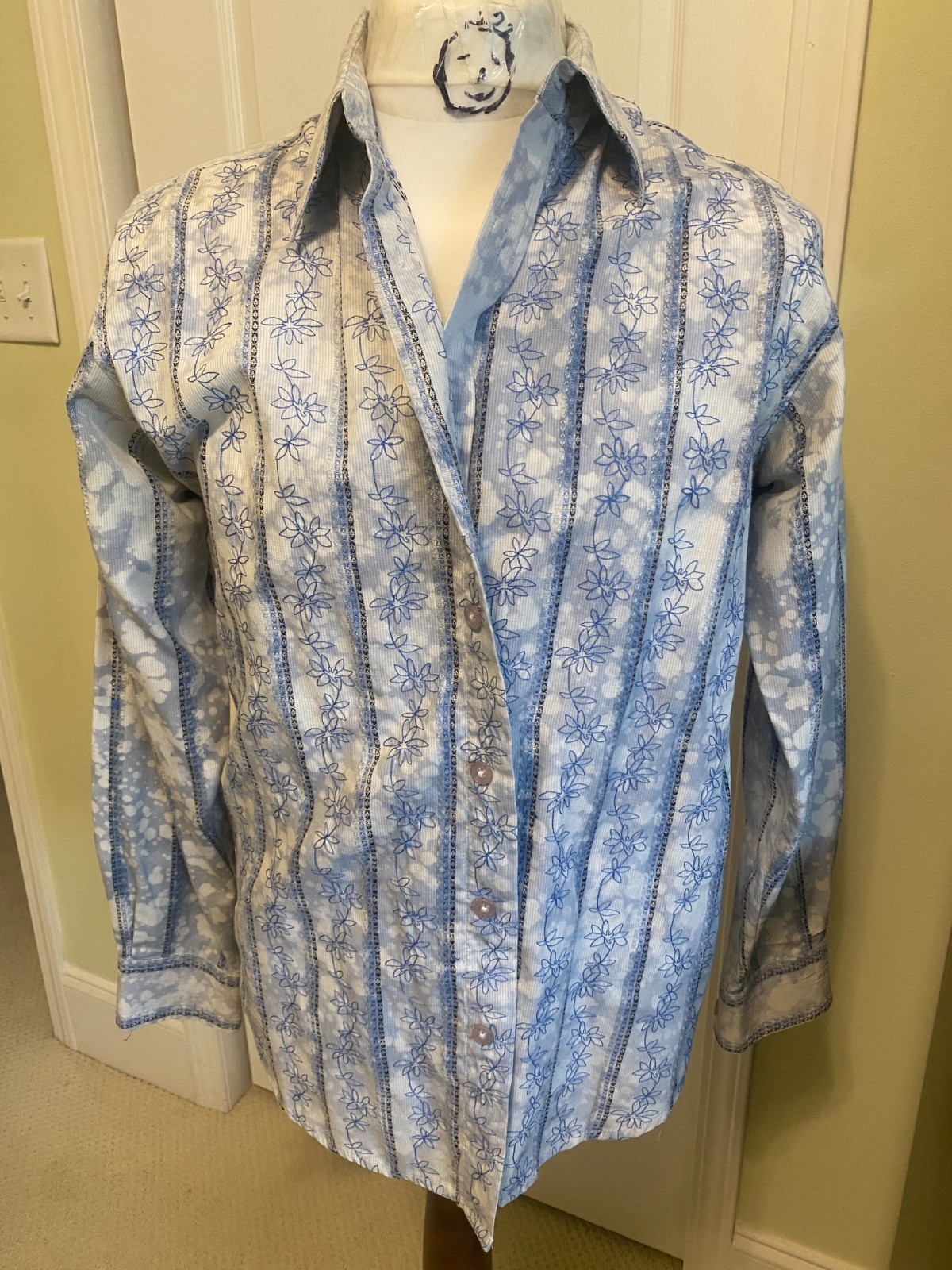 PSYCHE 909: Striped Button Up Collared Men’s Shirt Blue Size M. (Hangin)