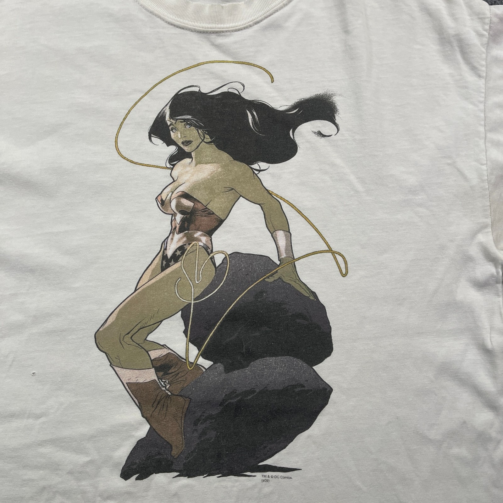 DC-Comics 2009 Wonder-Woman Shirt Medium 19×26 White Graphitti