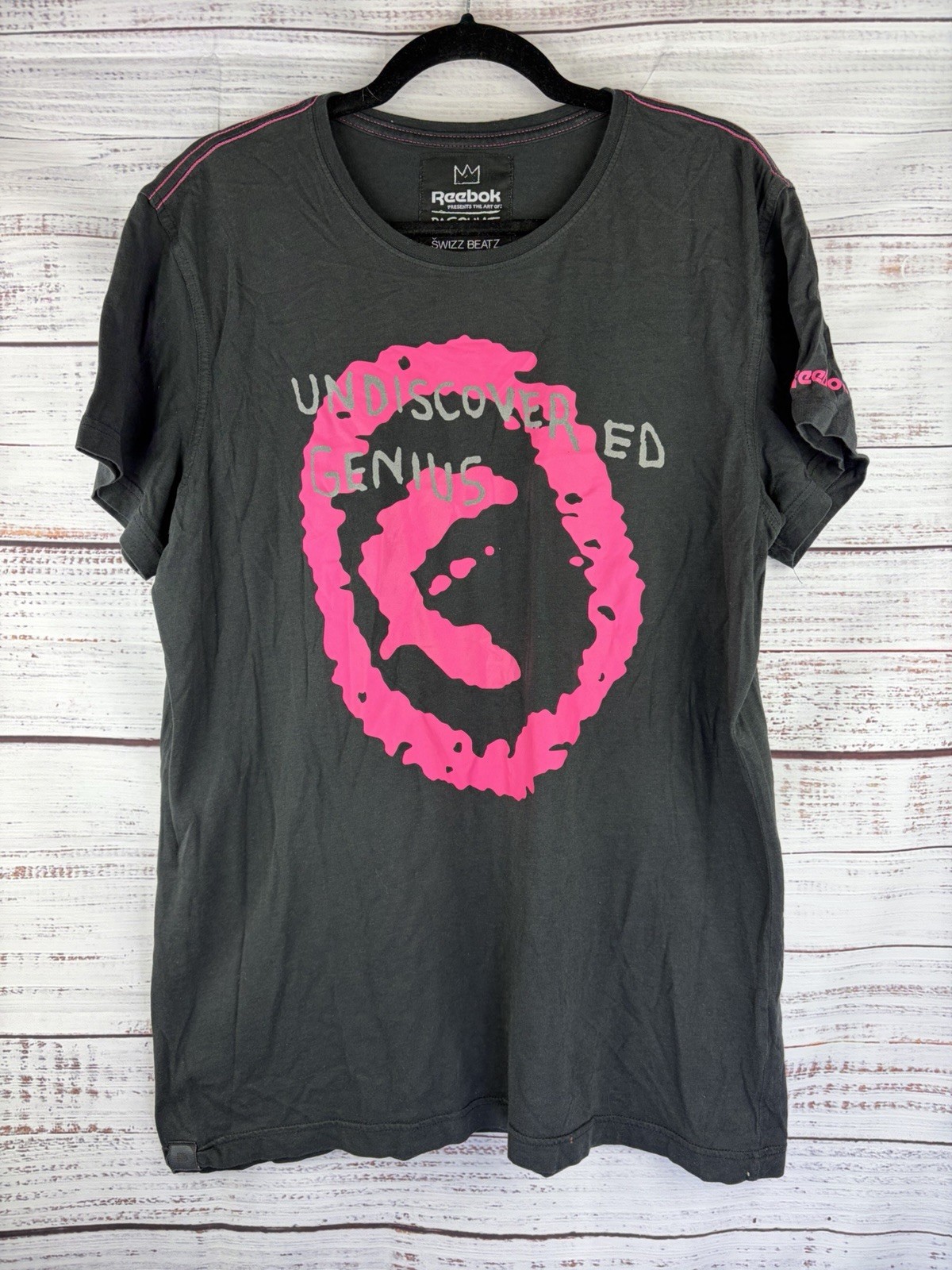 Reebok PRESENTS THE ART of BASQUIAT SWIZZ BEATZ Undiscovered Genius Tshirt READ