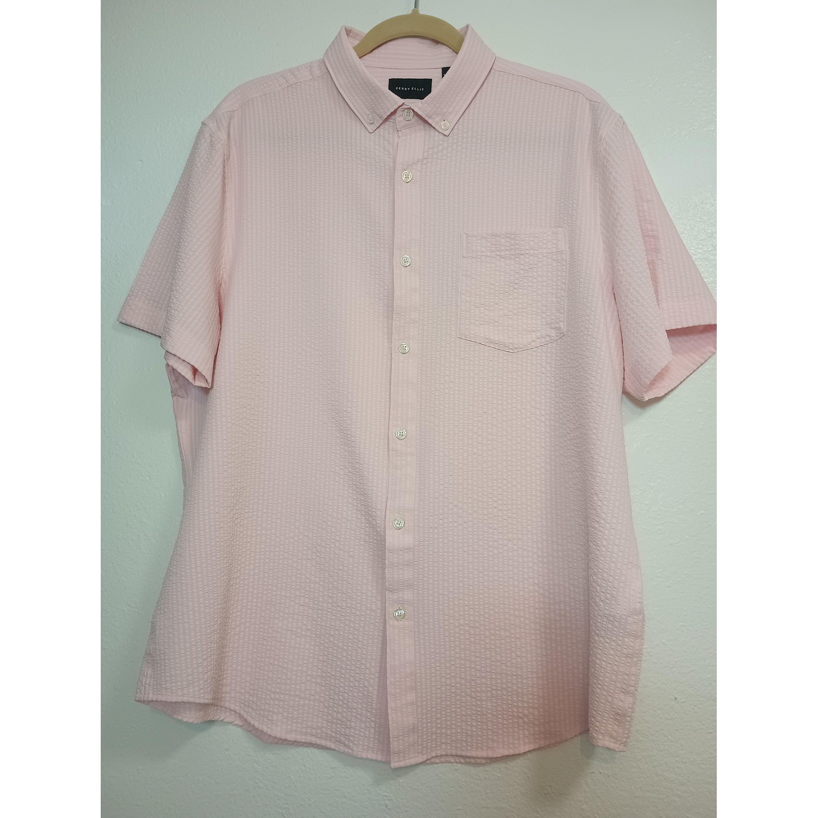 Perry Ellis Mens XL Pink Seersucker Short Sleeve Button Down Shirt Standard Fit