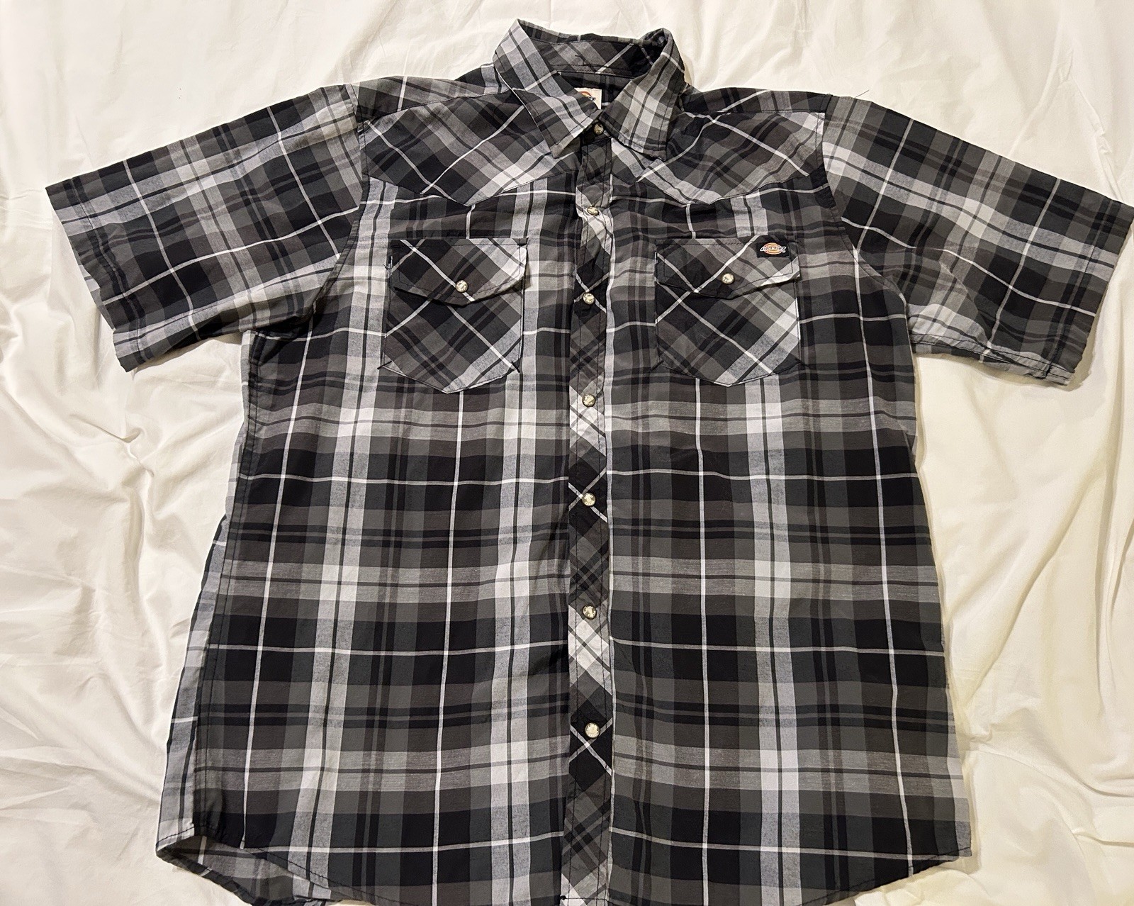 Dickies Men’s XL Black Grey White Plaid Short Sleeve Shirt, Snap Closures