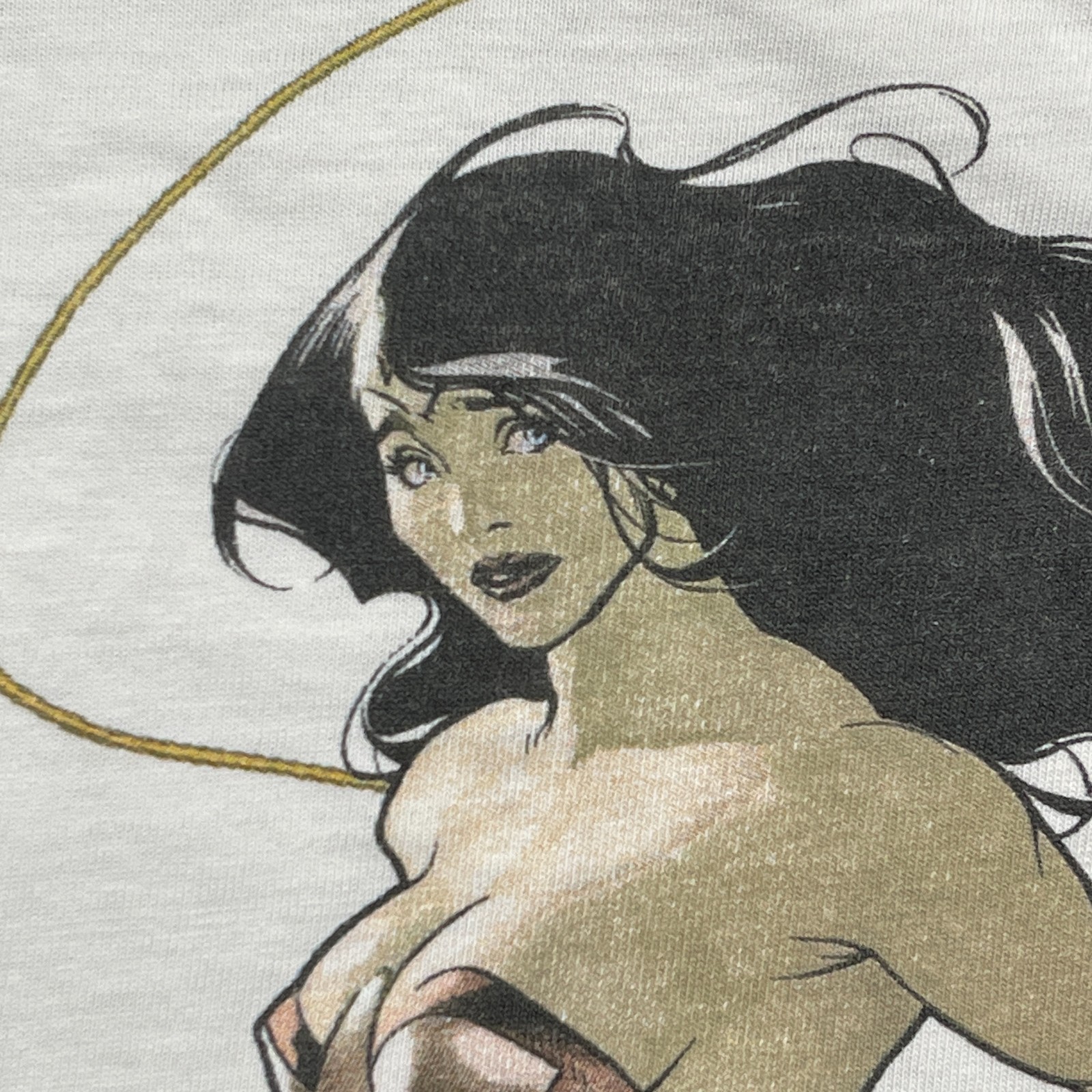 DC-Comics 2009 Wonder-Woman Shirt Medium 19×26 White Graphitti