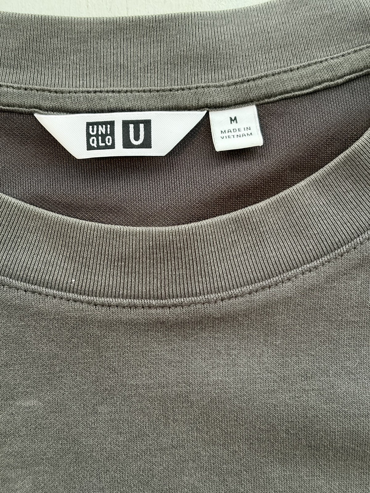 Men’s Uniqlo T-Shirt Black Gray M Solid Essentials City Prep Classic Retro Blank