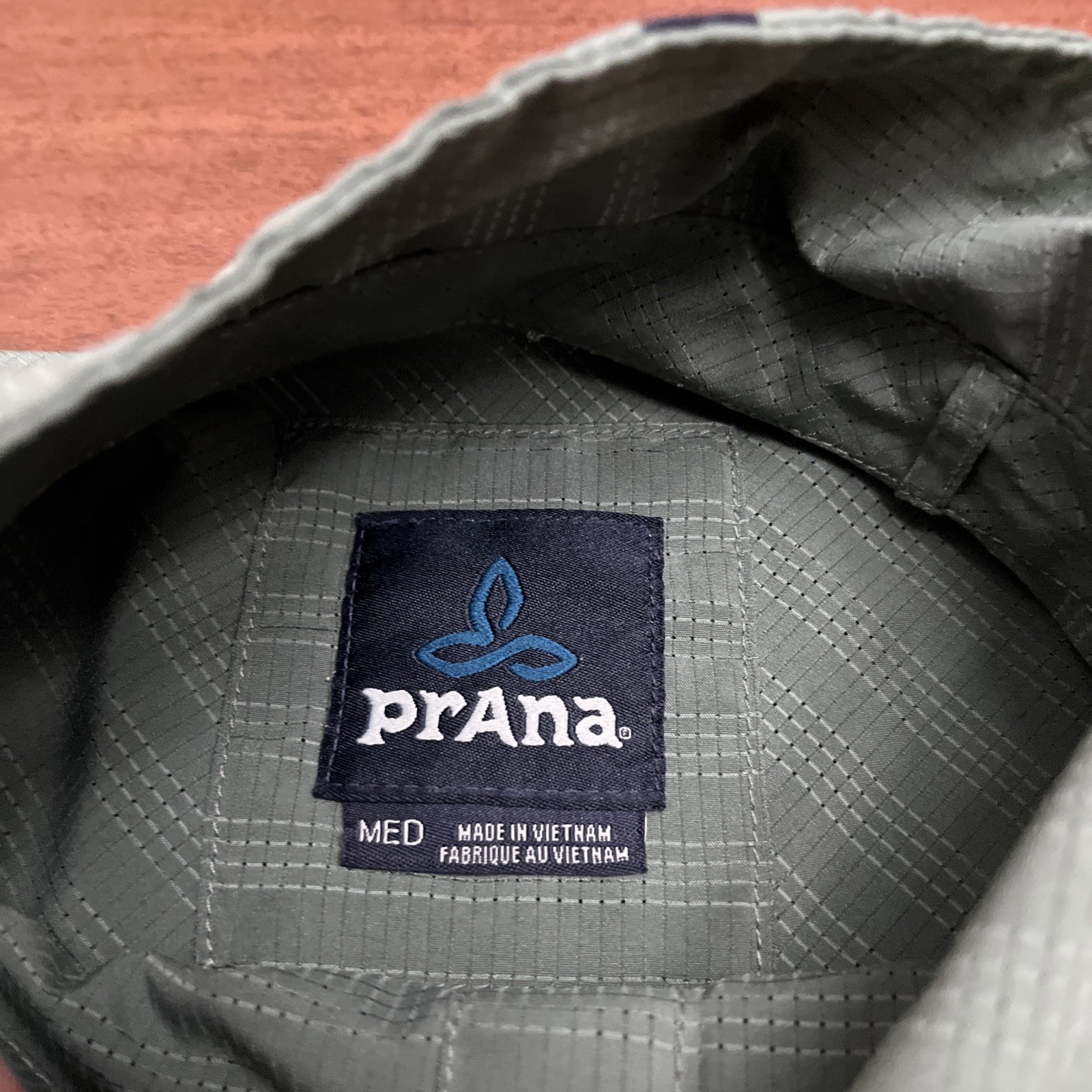 PrAna Shirt Mens Medium Green Button Up Hiking Outdoors See Description