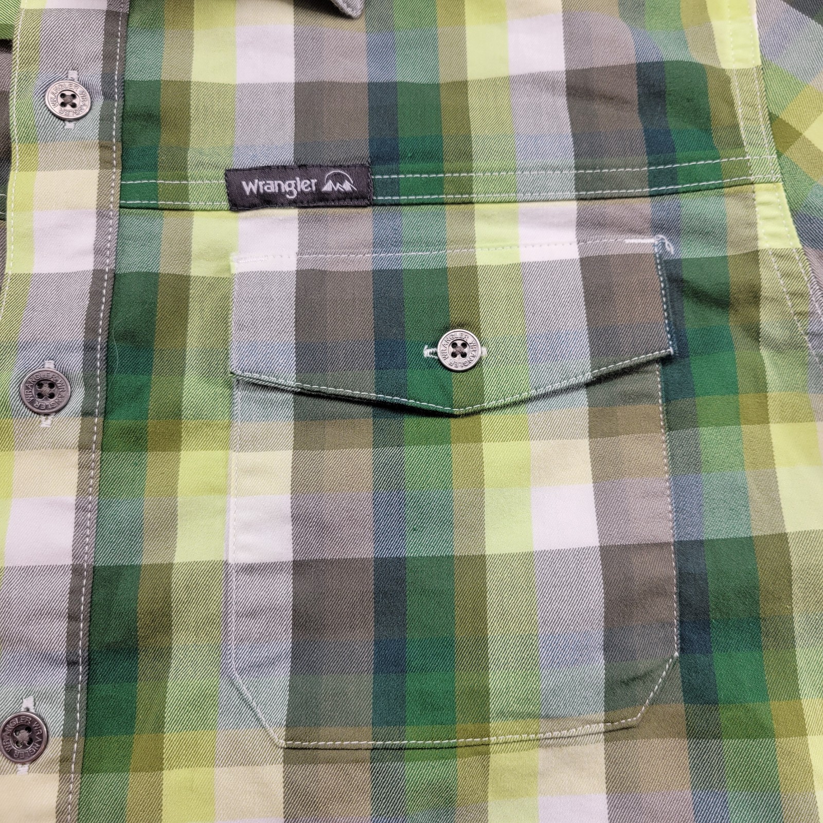 Wrangler 2 pocket black & green plaid utility/western shirt size M