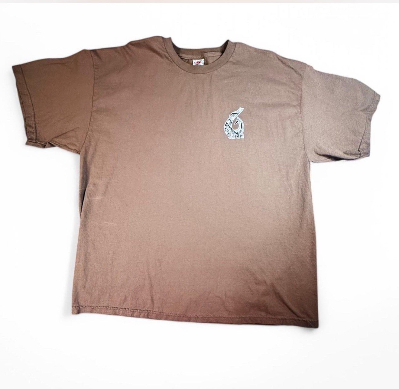 TAN T-SHIRT HAWAII LOGO TRIBAL DESIGN, SIZE 2XL, CHEST 47 IN, LENGTH 30 IN