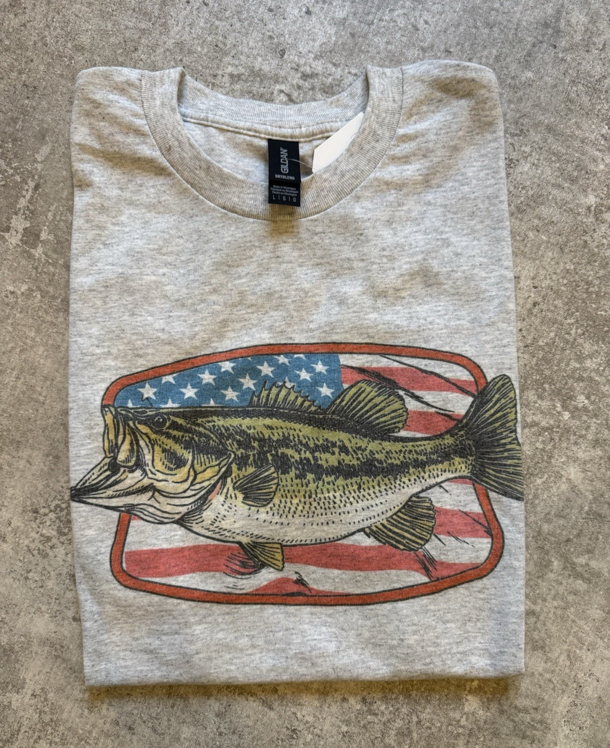 Gildan DryBlend Gray Bass Fish American Flag Graphic Crew Neck Tee Men’s L