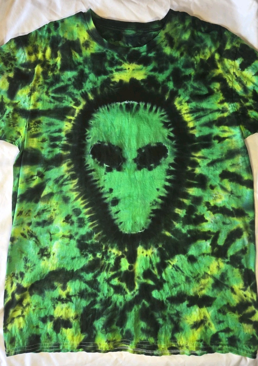 Gildan Tie Dye T-shirt Unique Black Green Alien Free Shipping Made to Order