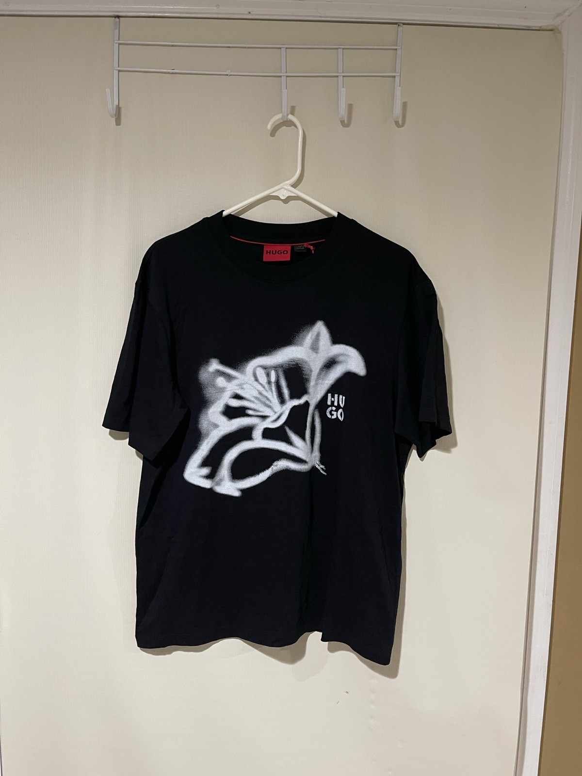 NWT Hugo Boss Men’s Dablumo White Flowe T-Shirt, Black – Size Medium