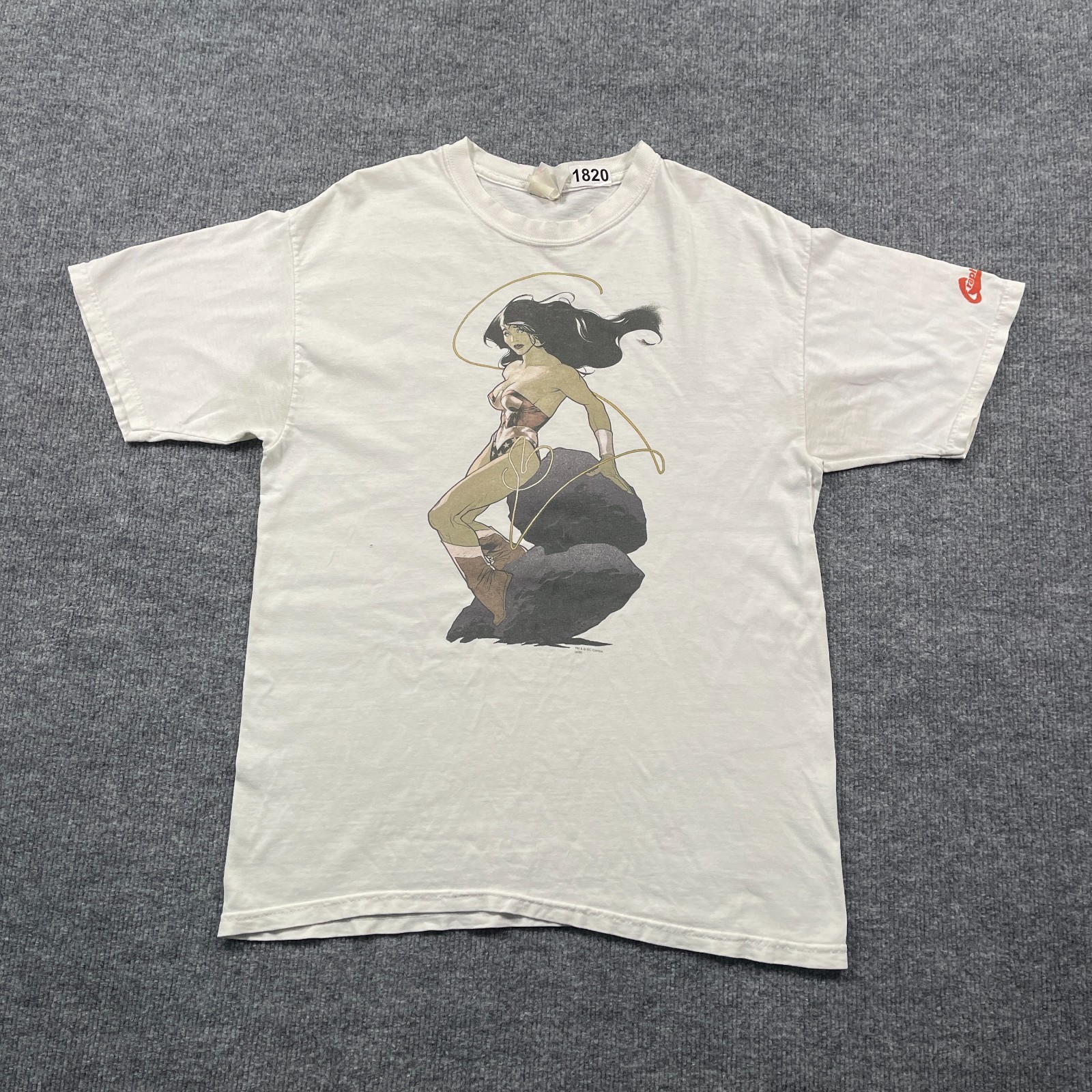 DC-Comics 2009 Wonder-Woman Shirt Medium 19×26 White Graphitti