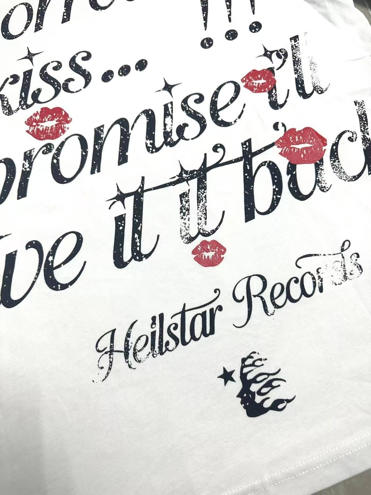Hell Studios star Character print with red lips Tee Mens Short sleeved T-shirt