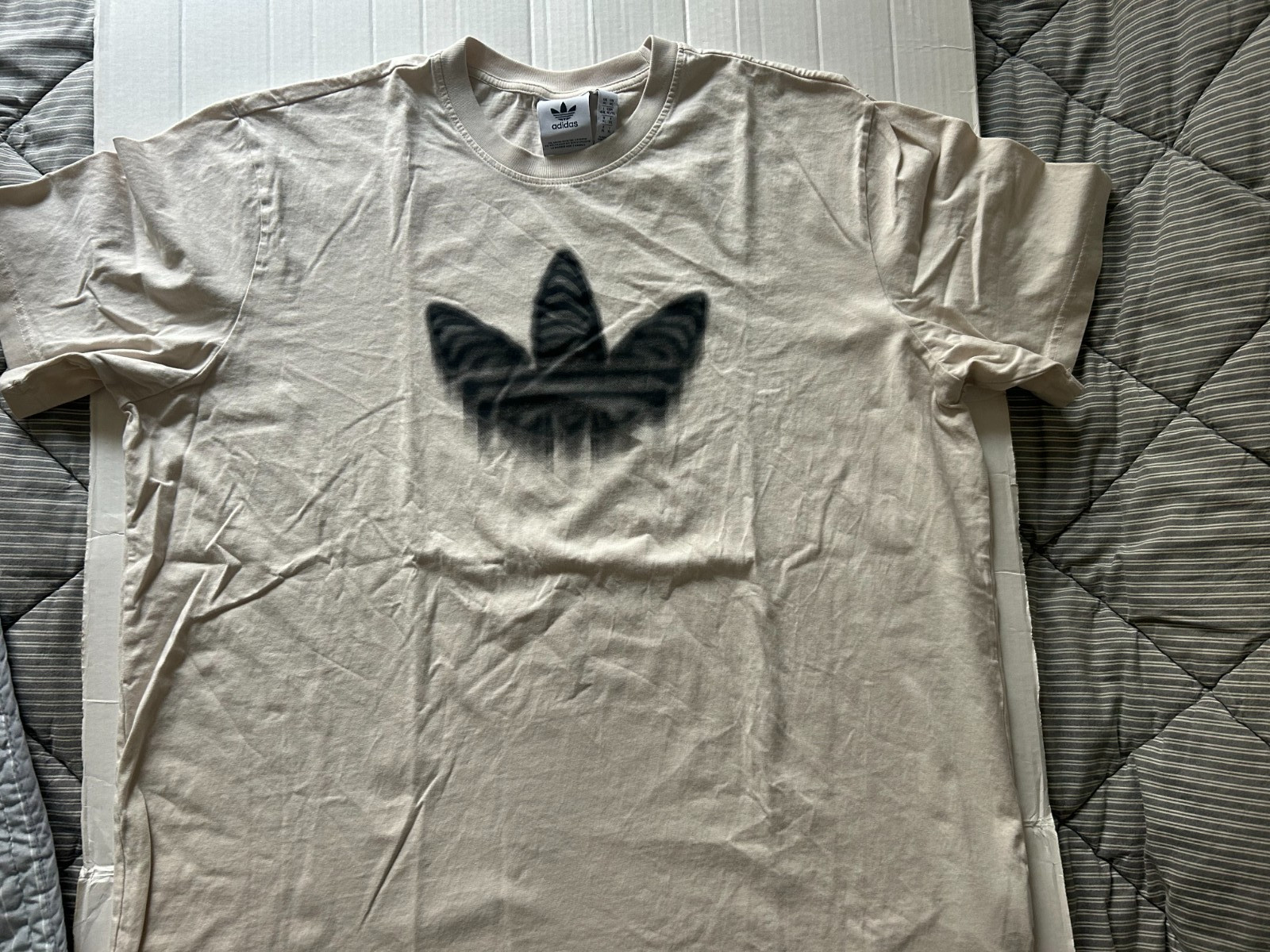 ADIDAS TREFOIL SIZE XL OFFWHITE OR CREAM SHORT SLEEVE T-SHIRT.SEE DESCRIPTION