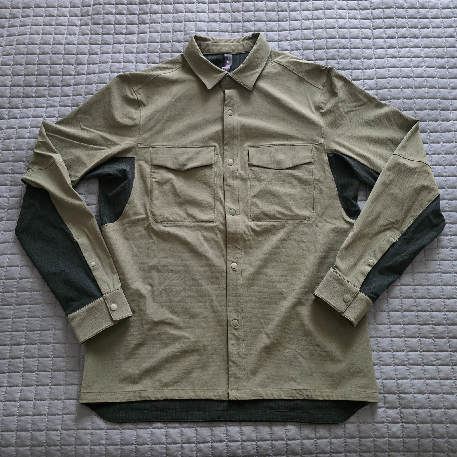 Lululemon Airing Easy Long Sleeve Mens Small S 2-Tone Green Snap Up Shirt C5 EUC
