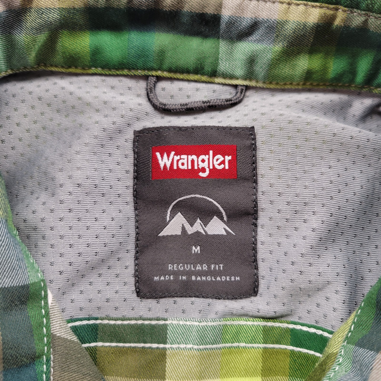 Wrangler 2 pocket black & green plaid utility/western shirt size M