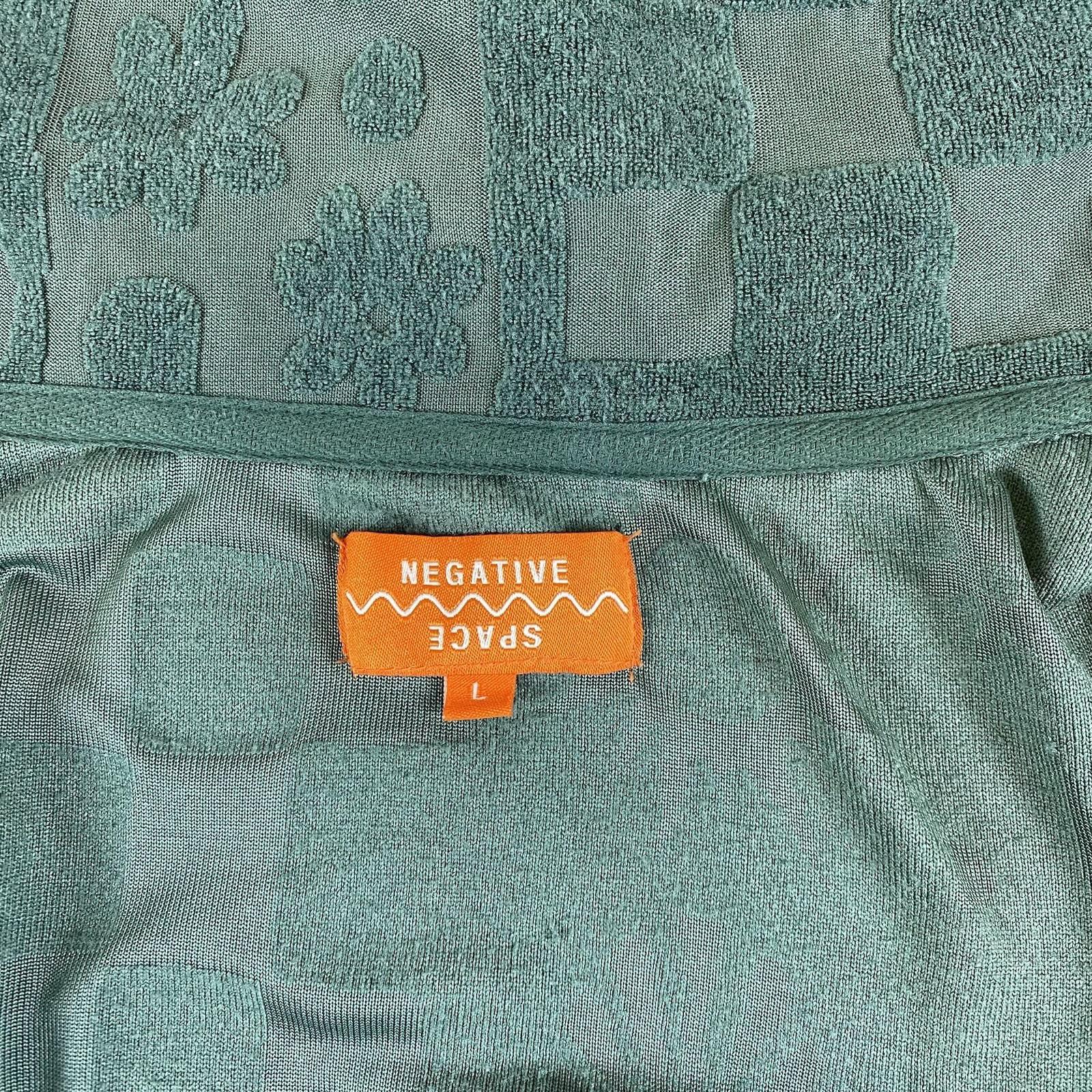 Negative Space Button Up Shirt Men’s L Green Textured Hawaiian Beach Pattern
