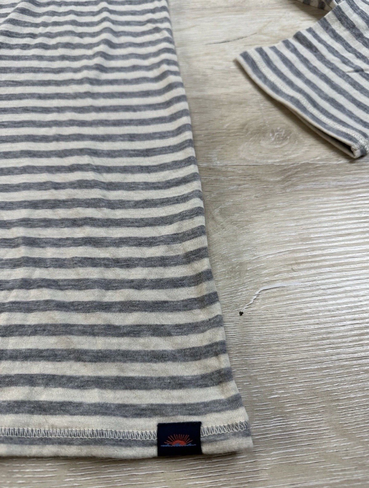 NWT Faherty Mens T-Shirt Grey Ivory M Cloud LS Reversible Stone Peak Stripe $128
