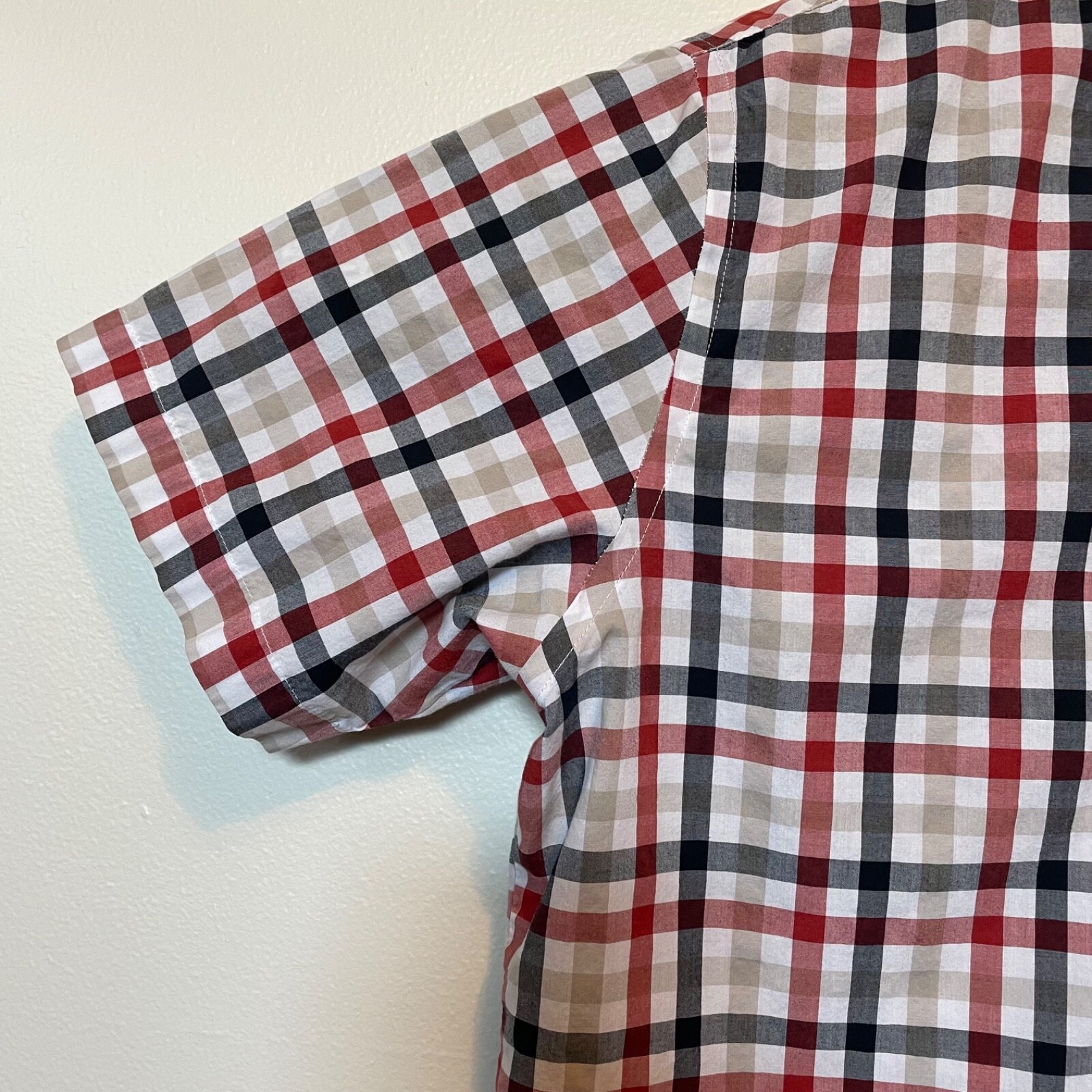 Van Heusen Mens Button Up Size L Red Plaid Short Sleeve Collared Classic Preppy