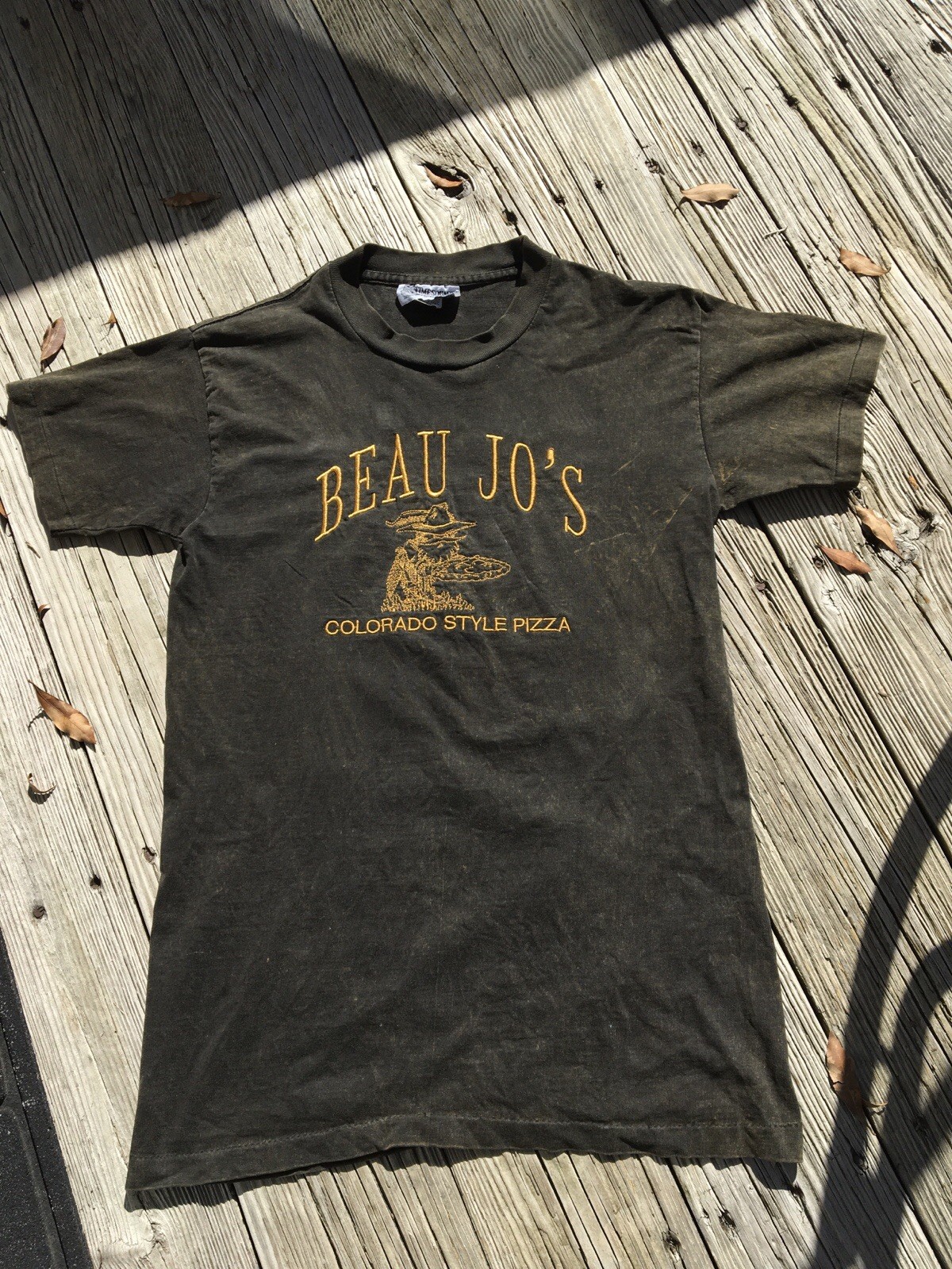 Beau Jo’s Tee Shirt~Colorado Style Pizza Vintage~size Medium~18″ across~T shirt