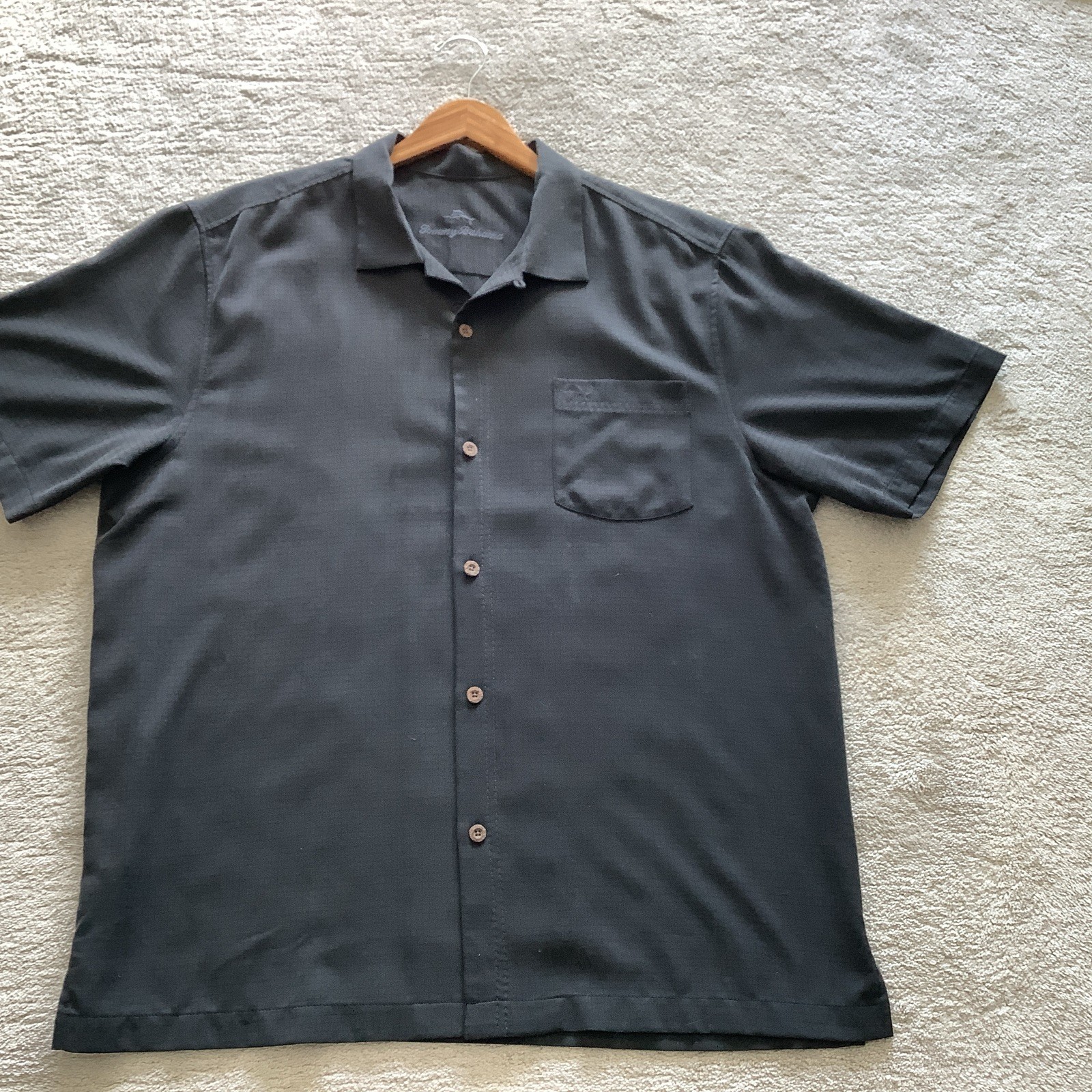 TommyBahama Men XL ShortSleeve ButtonDown Black 70Silk/machine washable EUC.