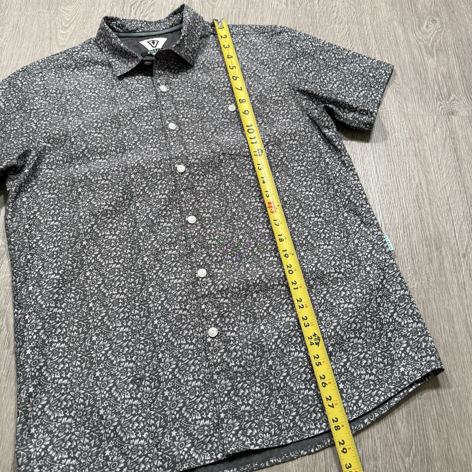 VISSLA Floral Hawaiian Aloha Shirt Mens Medium Beach Surf Short Sleeve Button Up