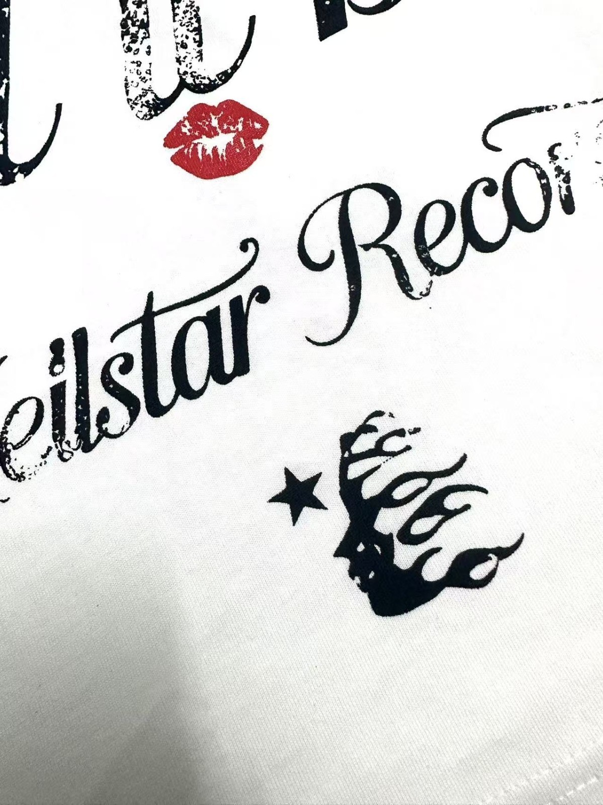 Hell Studios star Character print with red lips Tee Mens Short sleeved T-shirt