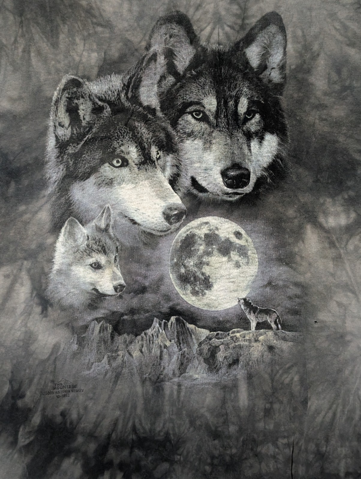 The Mountain Mens T-shirt Gray Vintage 2001 Wolf Pack Under The Moon Defect 7375