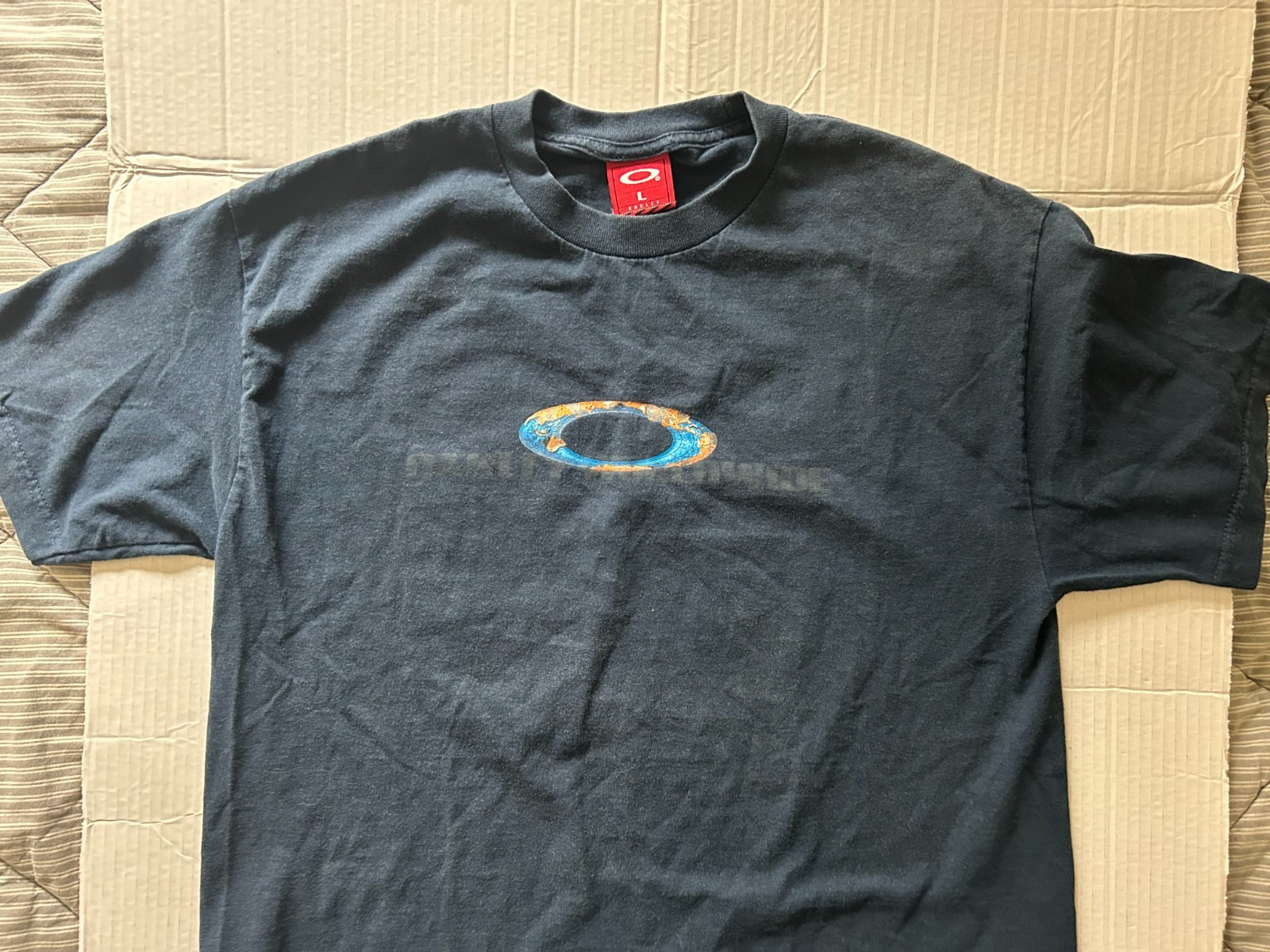 OAKLEY VINTAGE WORLDWIDE SIZE L DARK BLU SHORT SLEEVE T-SHIRT.SEE DESCRIPTION
