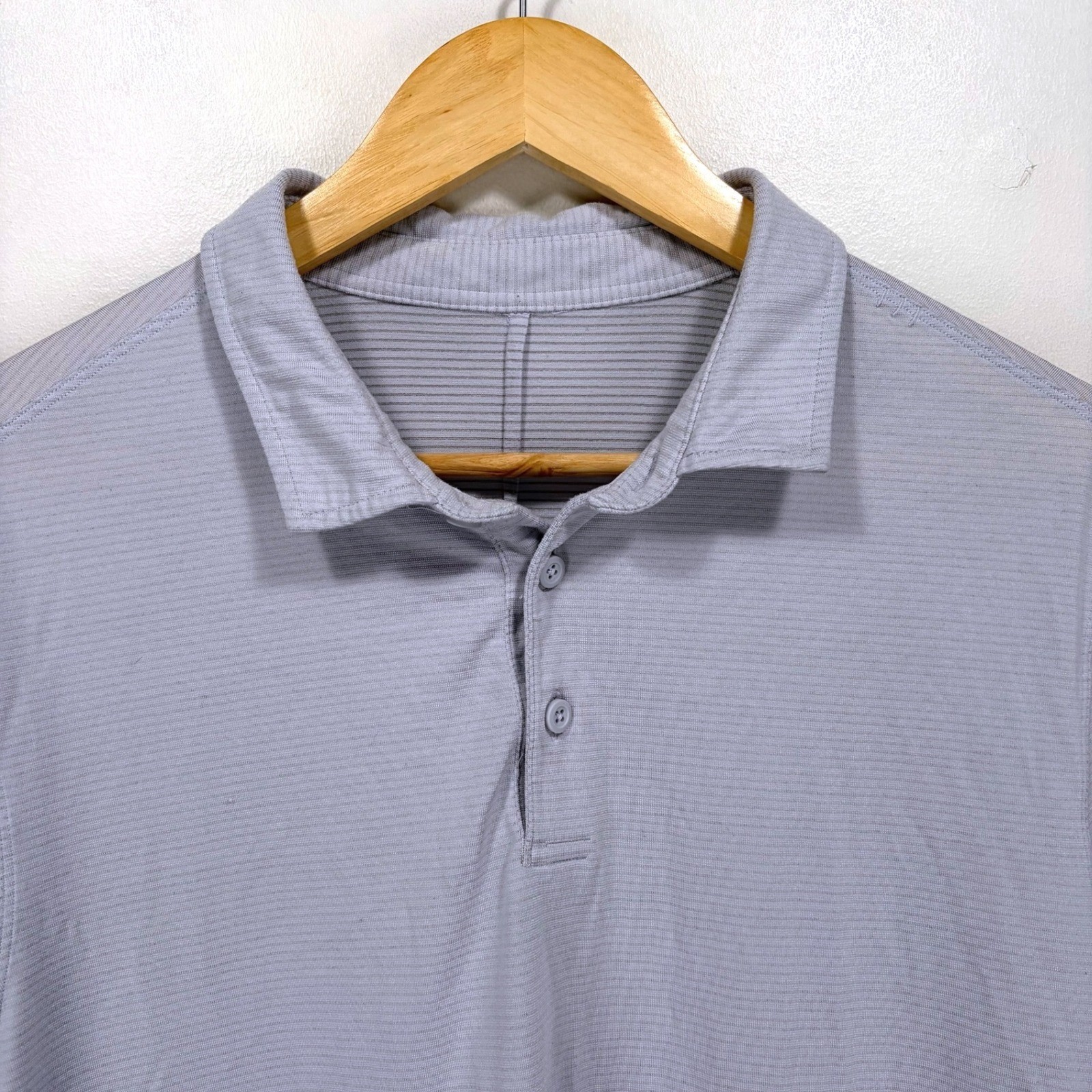 Lululemon Metal Vent Performance Polo Shirt Men Medium Light Gray Stripe Stretch