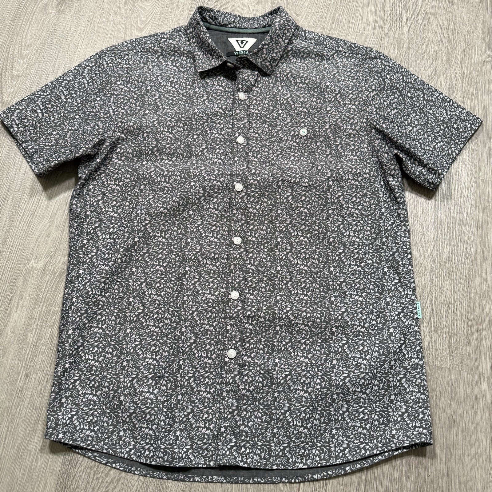 VISSLA Floral Hawaiian Aloha Shirt Mens Medium Beach Surf Short Sleeve Button Up