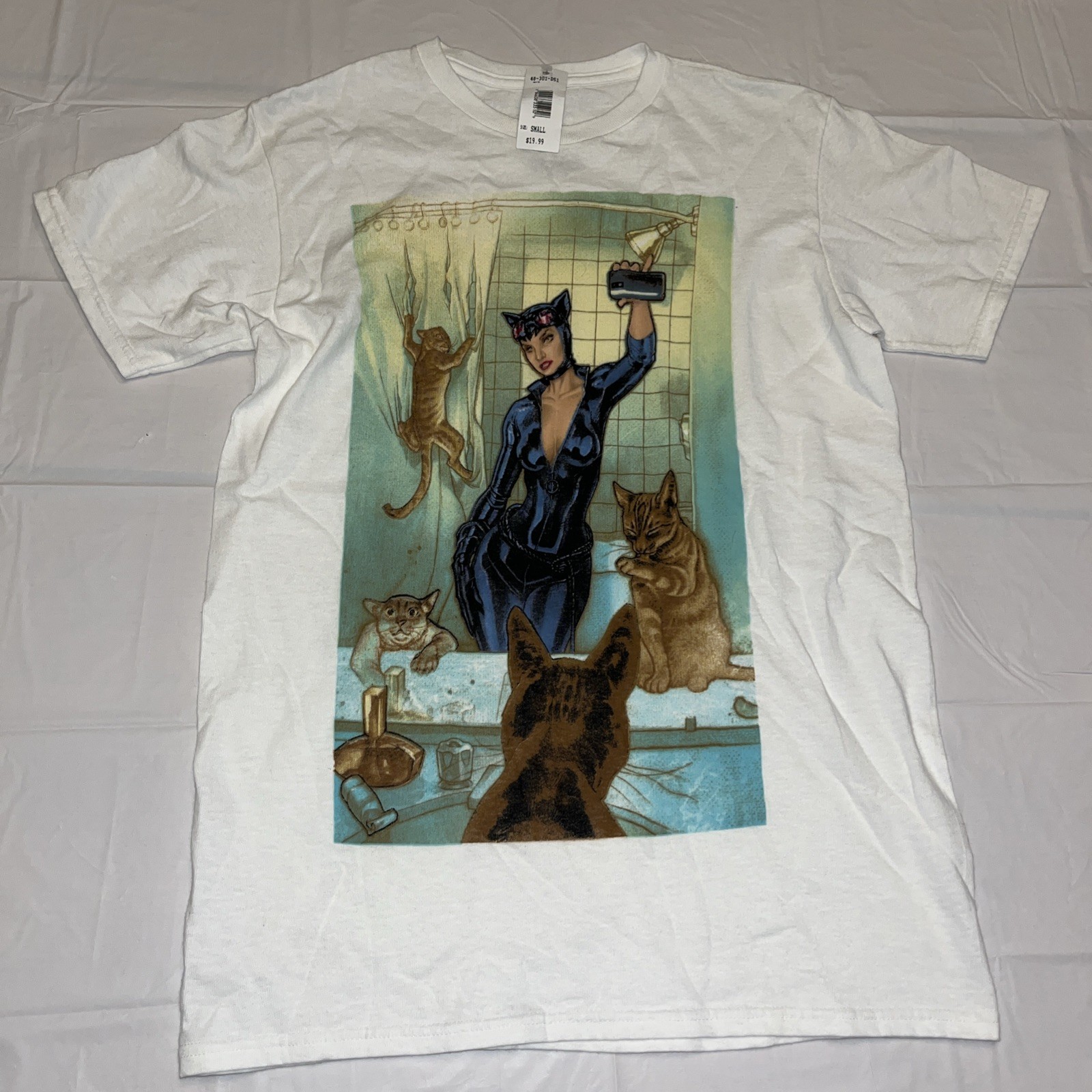 Catwoman DC Adult New T-Shirt – Bathroom Selfie Surrounded By Cats Size Small