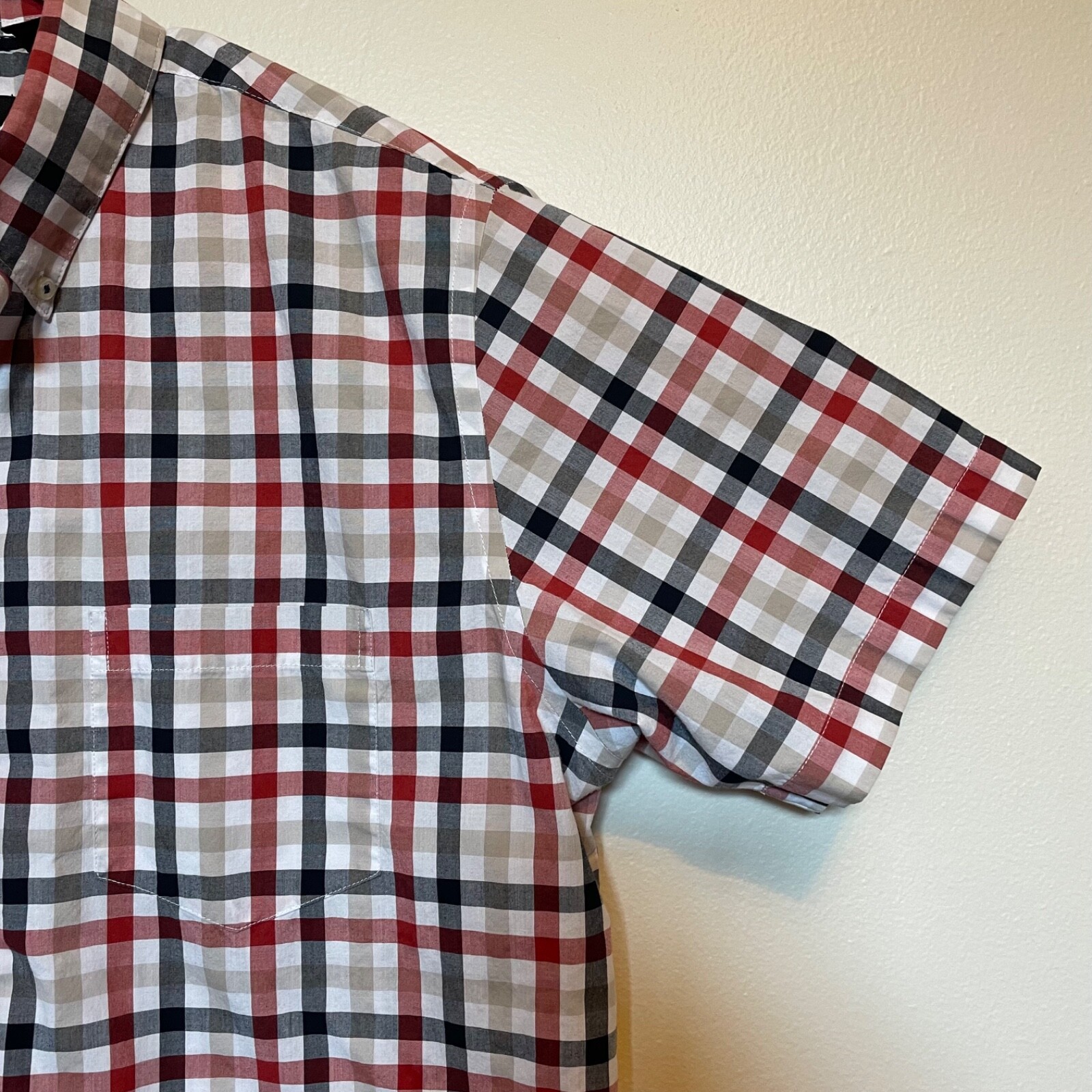 Van Heusen Mens Button Up Size L Red Plaid Short Sleeve Collared Classic Preppy
